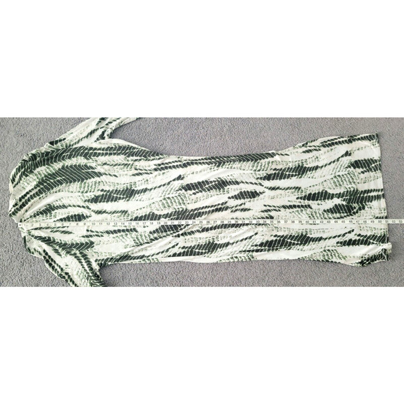 Elegant Green and White Patterned Dress - Picture 12 of 12